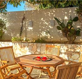 4 bedroom villa with pool close to beach on Akrotiri peninsula, sleeps 8